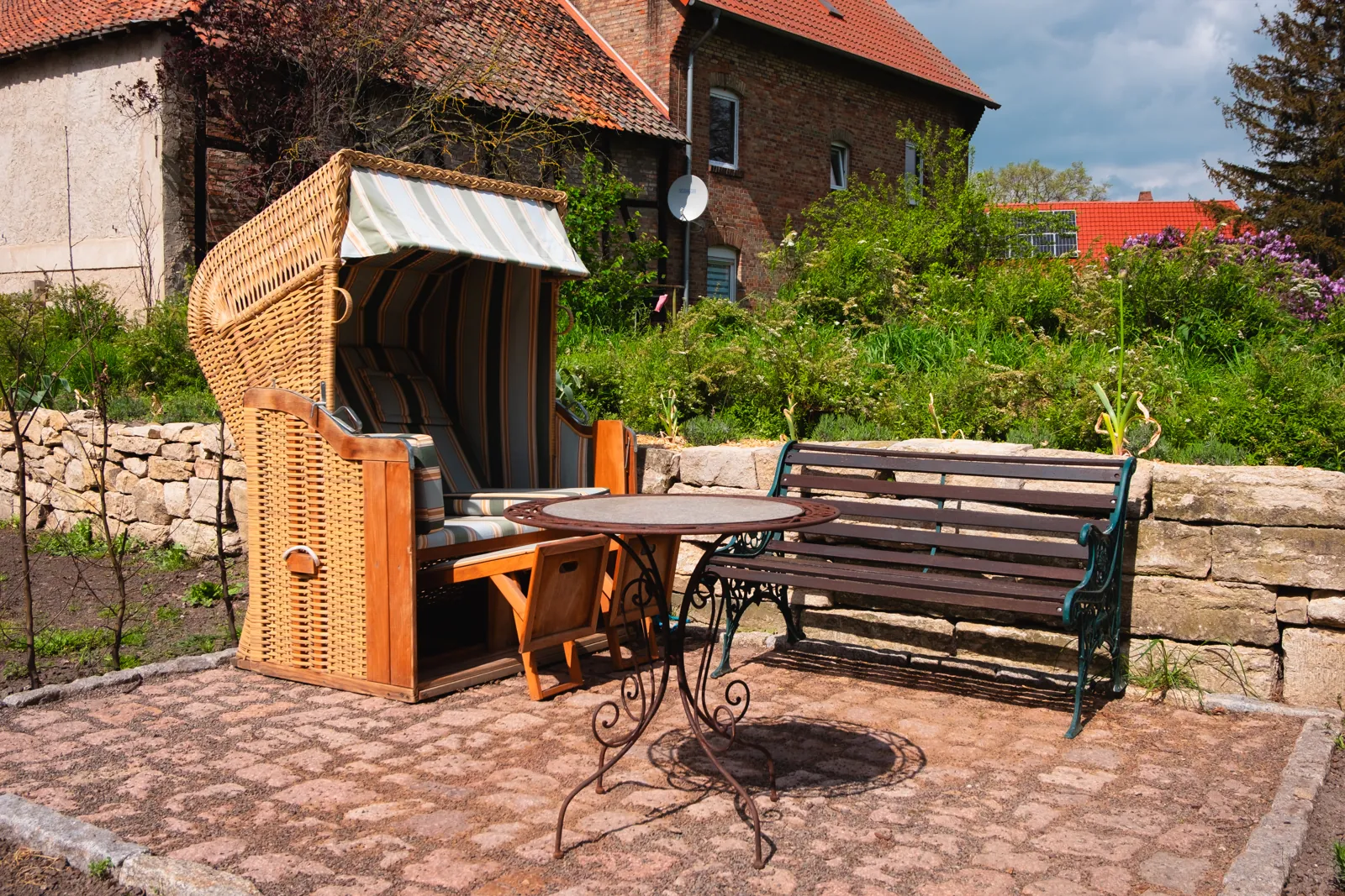 Terrasse am Bauwagen mit Strandkorb