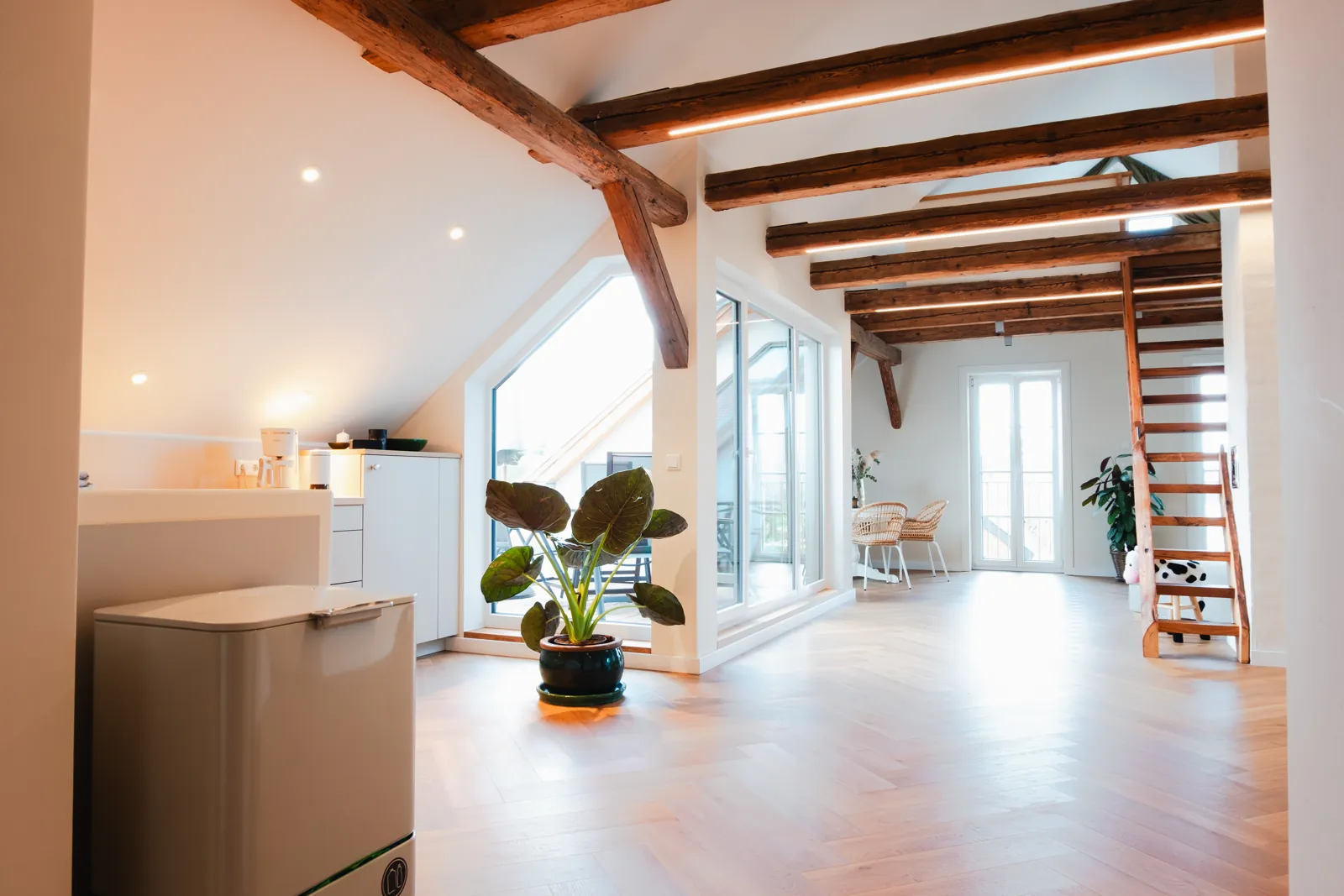 Apartment Berta: offener Wohnraum mit Galerietreppe