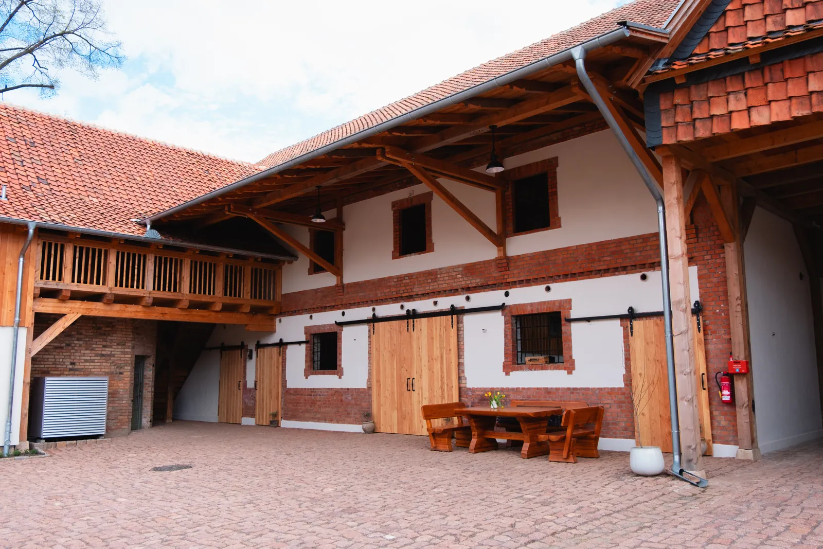 Innenhof und Außenanlage des Ilsehofs