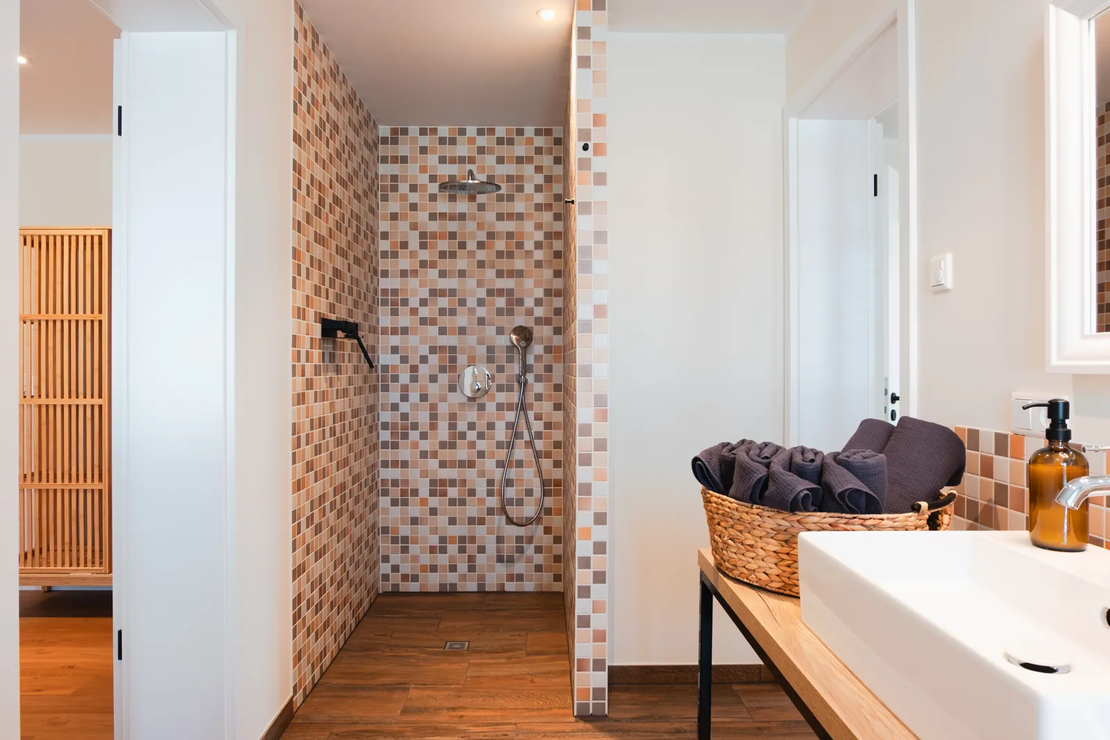 Apartment Ruth: Badezimmer mit ebenerdiger Dusche