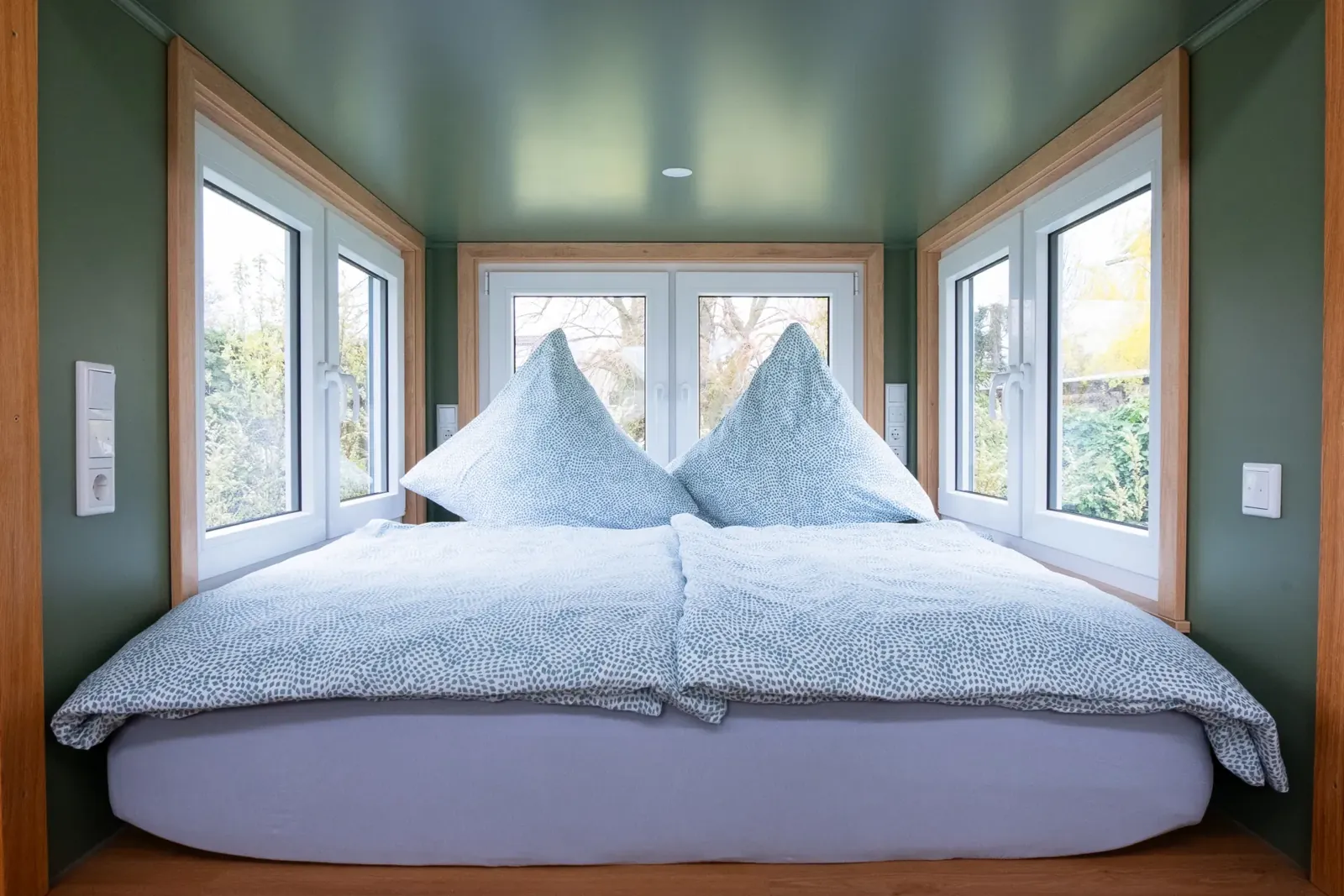 Tiny House: Schlafbereich mit grünem Akzent