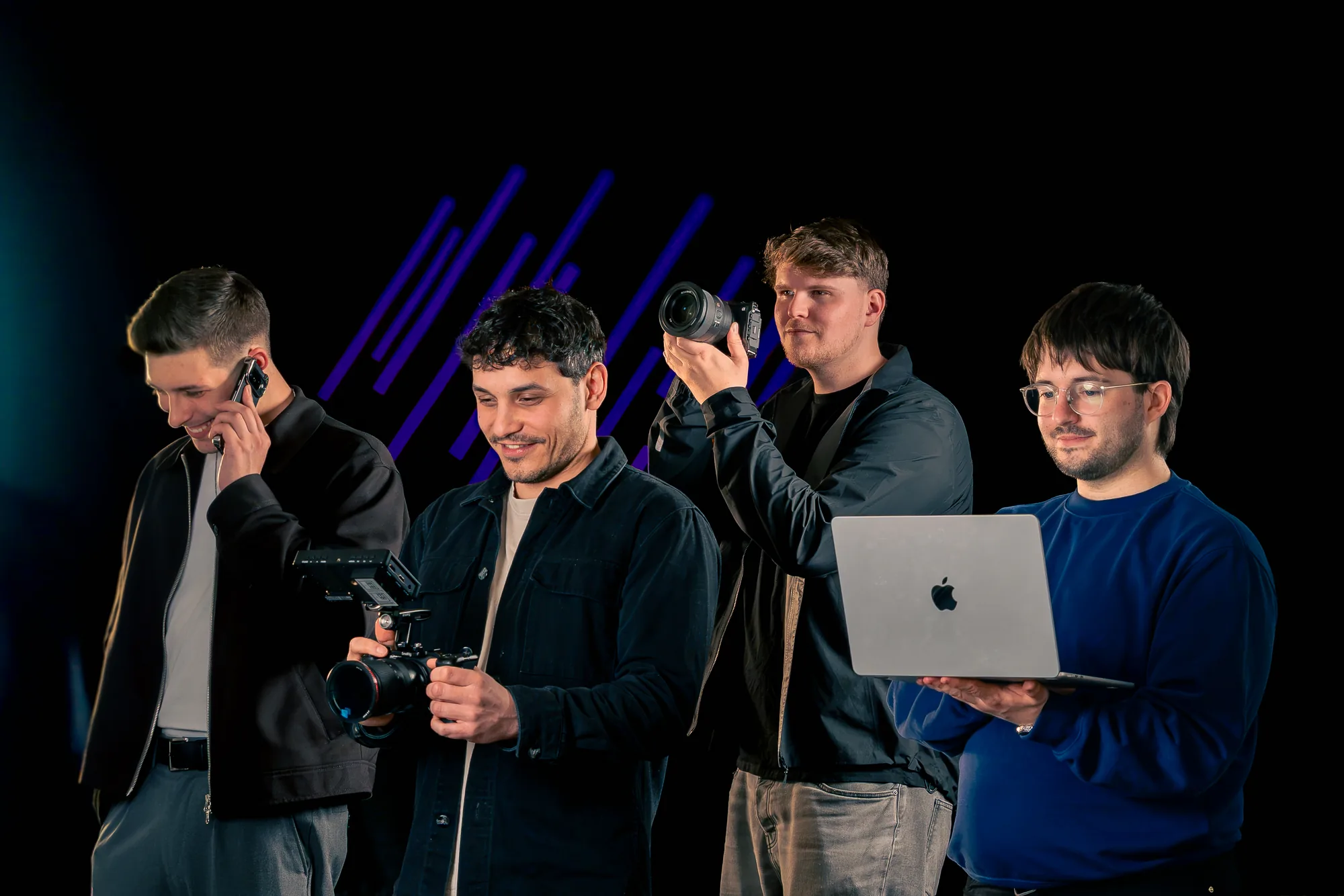 Das Team hinter TS Web: Tim, Alex, Fabian und Luka mit Kamera, Laptop und Telefon