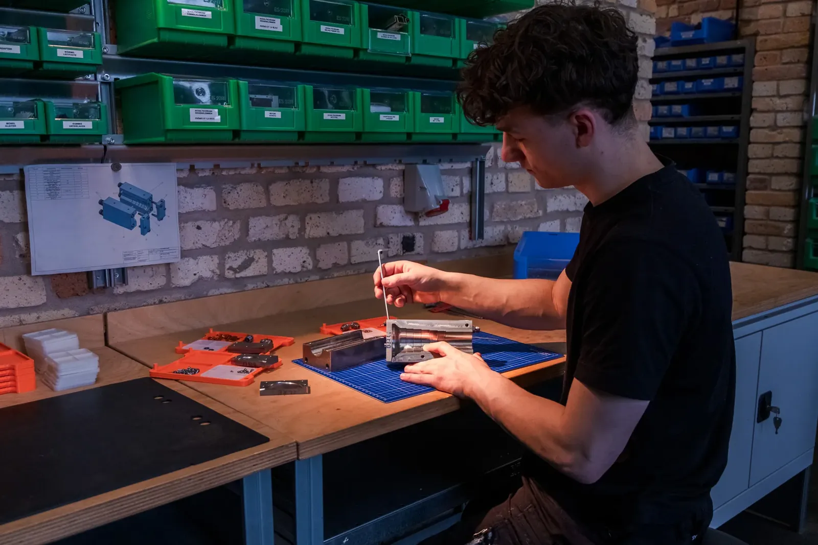 Baugruppenmontage von CNC-Bauteilen
